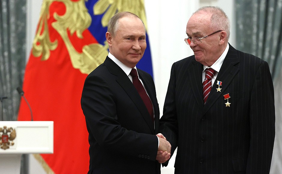 Presentation of state decorations in the Kremlin. Yevgeny Velikhov, Member of the Russian Academy of Sciences and Honorary President of the National Research Centre Kurchatov Institute, receives the title of Hero of Labour of the Russian Federation.