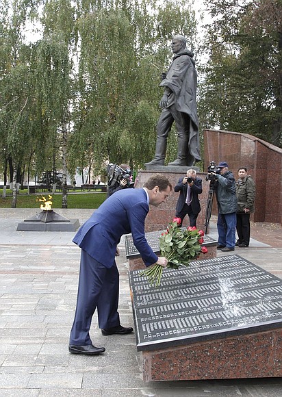 Laying flowers at the Memorial to Fallen in the Great Patriotic War.