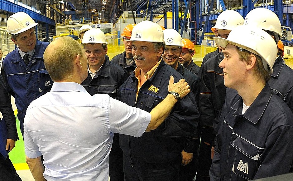 В ходе посещения Магнитогорского металлургического комбината Владимир Путин пообщался с работниками предприятия.