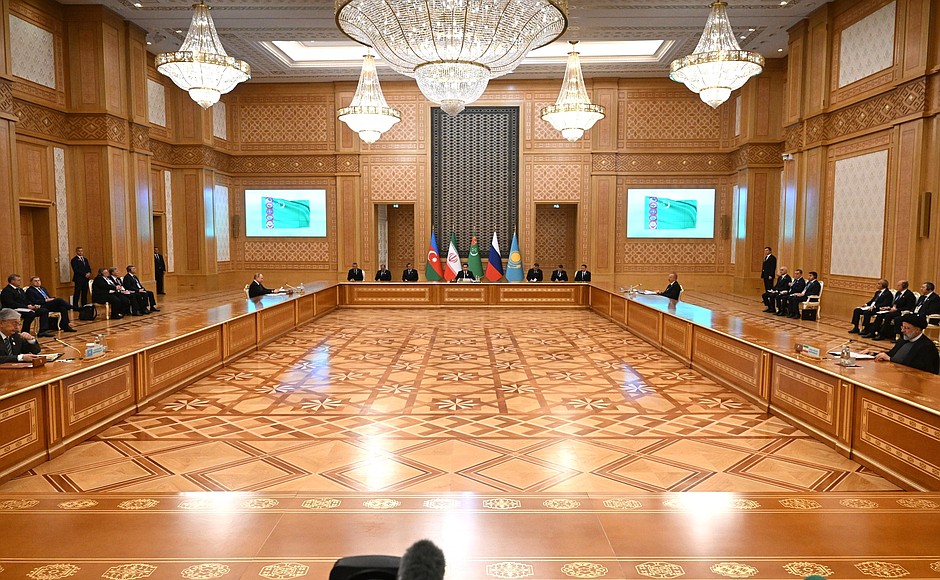 An expanded meeting of the heads of state participating in the 6th Caspian Summit.