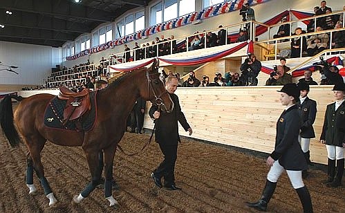 Владимир Путин передал в дар детской школе верховой езды Московского конного завода №1 арабского скакуна гнедой масти.