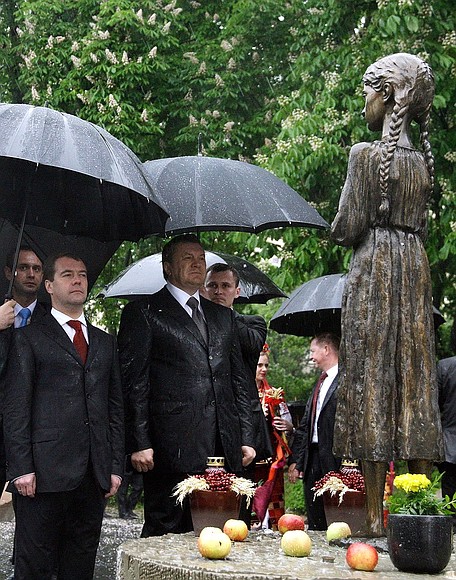 Дмитрий Медведев и Виктор Янукович почтили память жертв голода на Украине, поставив горящие лампады к подножию памятника, посвящённого этой трагедии.