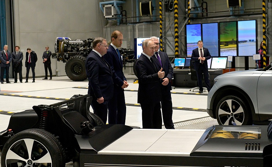 While visiting the Northwestern Regional Centre of the Almaz-Antey Aerospace Defence Corporation Obukhov Plant, Vladimir Putin inspected a prototype E-NEVA electric crossover.