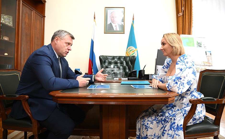 Уполномоченный по правам ребёнка Мария Львова-Белова на встрече с губернатором Астраханской области Игорем Бабушкиным.
