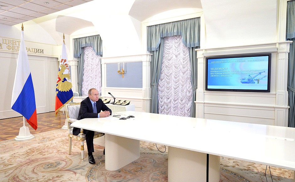 Vladimir Putin launched, via videoconference, the loading of the first tanker with oil from the Novoportovskoye field at the new Vorota Arktiki (Arctic Gate) terminal.