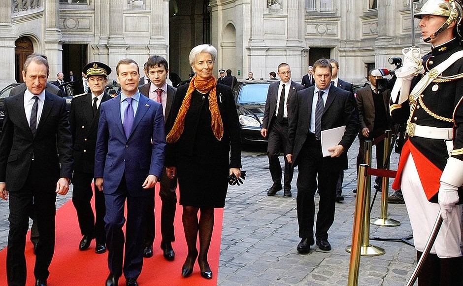 В ходе посещения мэрии Парижа. С мэром города Бертраном Деланоэ и Министром экономики и финансов Франции Кристин Лагард.