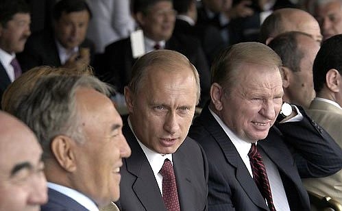 President Putin with his Kazakh counterpart Nursultan Nazarbayev, Kyrgyz President Askar Akayev (far left) and Ukrainian President Leonid Kuchma (right) watching the first races for the Russian President prize.