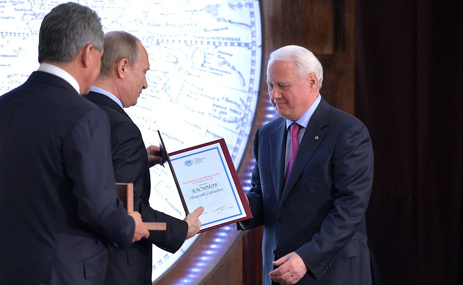 Meeting of the Russian Geographical Society Board of Trustees. Vladimir Putin presented a large gold medal to Russian Geographical Society Vice President, Moscow State University Geographical Department President, Russian Academy of Sciences Member Nikolai Kasimov.