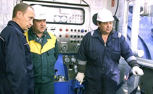 Во время посещения плавучей разведочной буровой установки «Астра» на шельфе Каспийского моря.