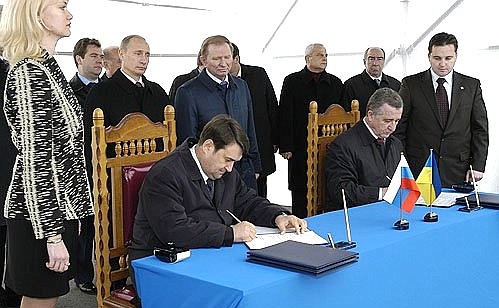 В присутствии президентов России и Украины министры транспорта двух стран Игорь Левитин (слева) и Георгий Кирпа подписали соглашение об организации прямого железнодорожно-паромного сообщения через Керченский пролив.