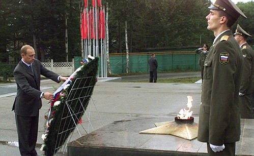 Возложение венка к Мемориалу славы в честь погибших в Великой Отечественной войне.