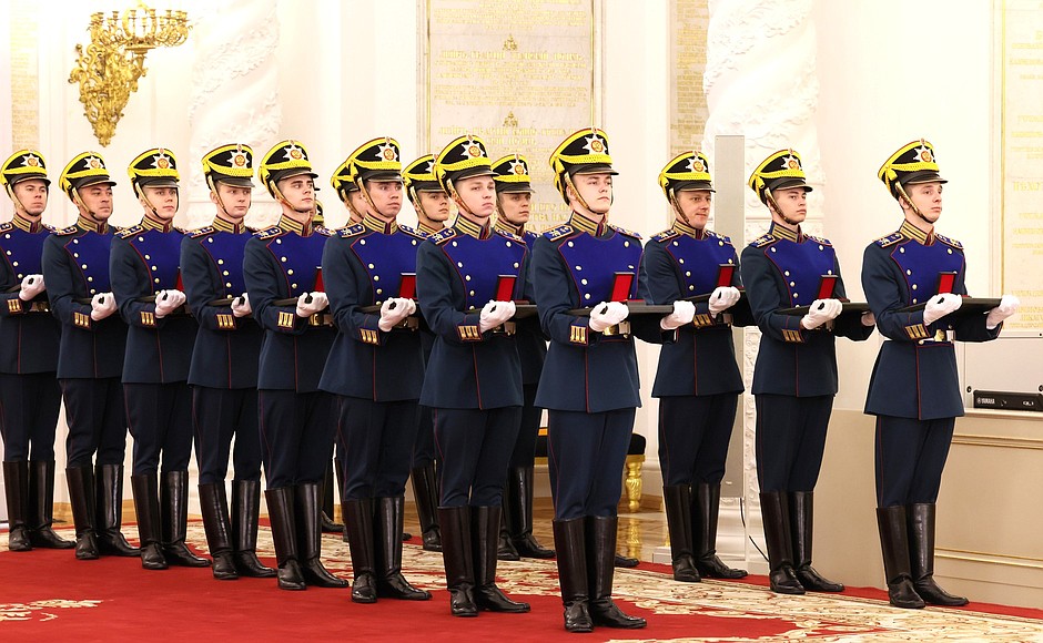 Перед началом церемонии вручения медалей Героя Труда и Государственных премий.