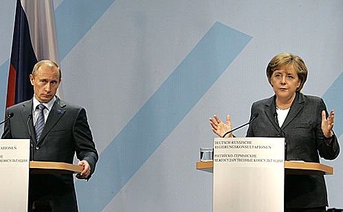 С Федеральным канцлером Германии Ангелой Меркель на пресс-конференции по окончании российско-германских межгосударственных консультаций.