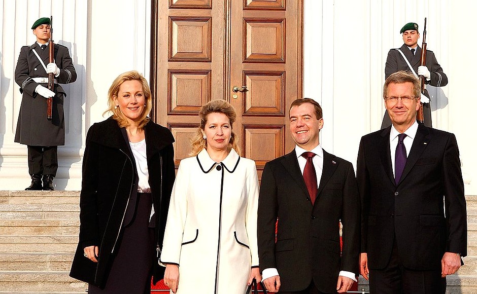 Супруга Федерального президента Германии Беттина Вульф, Светлана Медведева, Дмитрий Медведев и Федеральный президент Германии Кристиан Вульф.