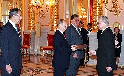 Вручение верительной грамоты послом Украины в России Олегом Деминым.