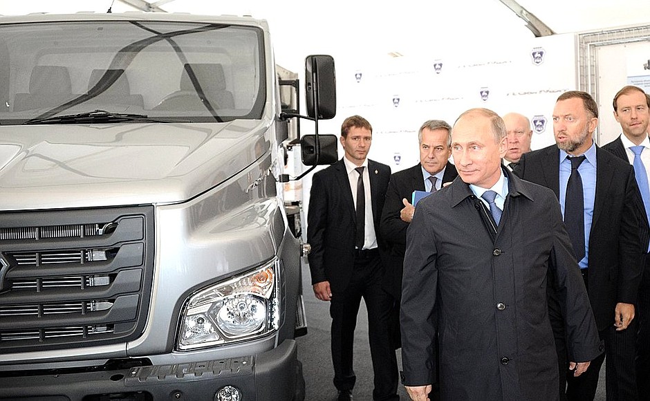 Во время осмотра новой модели среднетоннажного грузовика «ГАЗон Next».