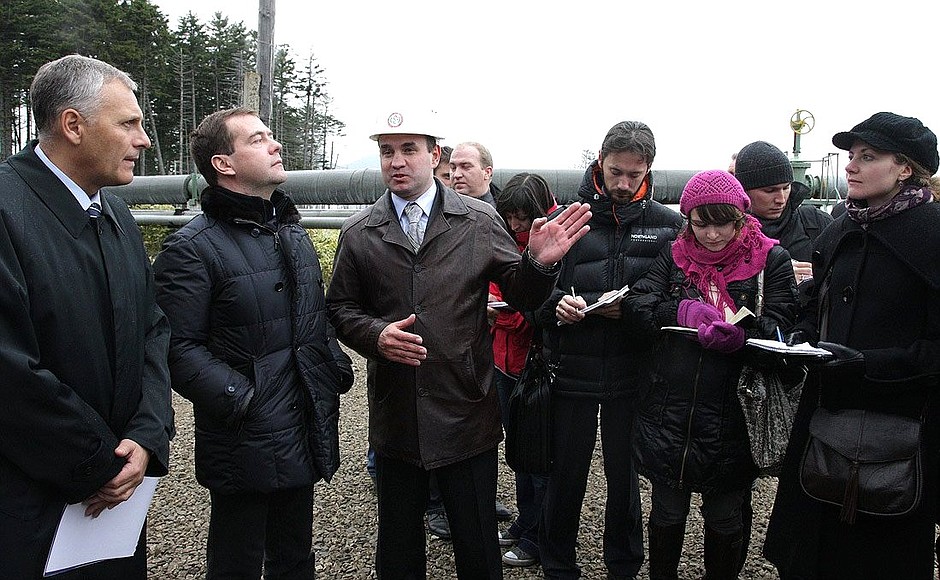 Посещение геотермальной станции. Слева – губернатор Сахалинской области Александр Хорошавин.