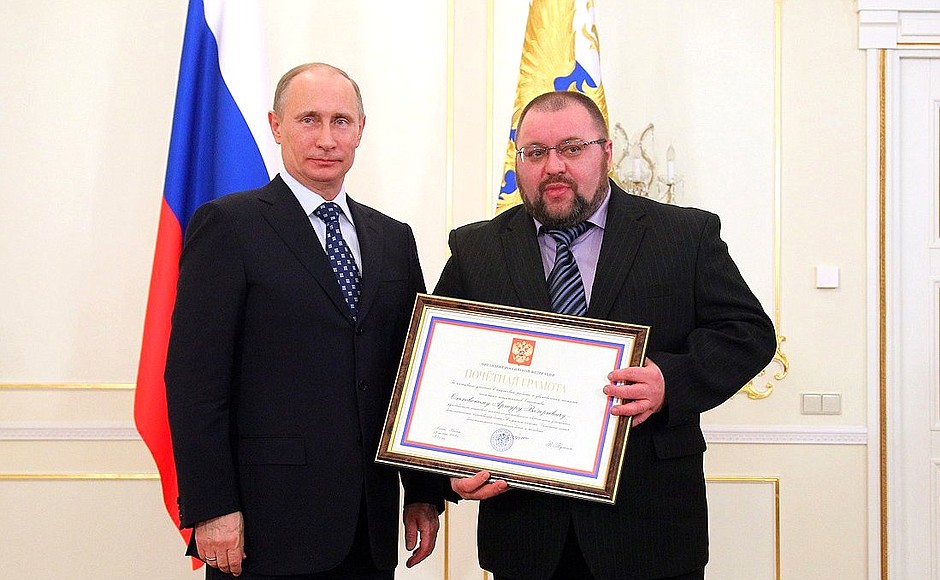 Presenting state decorations. Artur Olkhovsky, head of Tyumen regional search centre Regional Centre for Extracurricular Education of Children and Youth, receives an honorary certificate from the President.