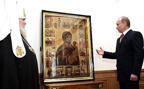President Vladimir Putin handed over the icon of the Smolensk Virgin to Patriarch of Moscow and All Russia Alexii II.