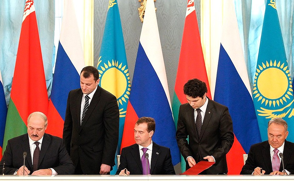 Signing joint documents. With President of Belarus Alexander Lukashenko (left), and President of Kazakhstan Nursultan Nazarbayev.