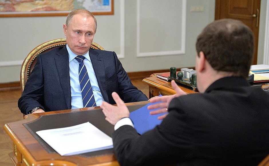 В ходе рабочей встречи с Председателем Правительства Дмитрием Медведевым.
