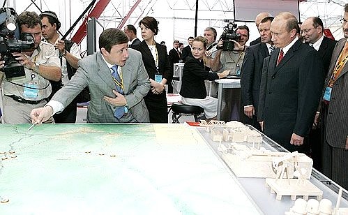 На выставке в рамках V Международного экономического форума «Кубань-2006», у стенда Красноярского края.