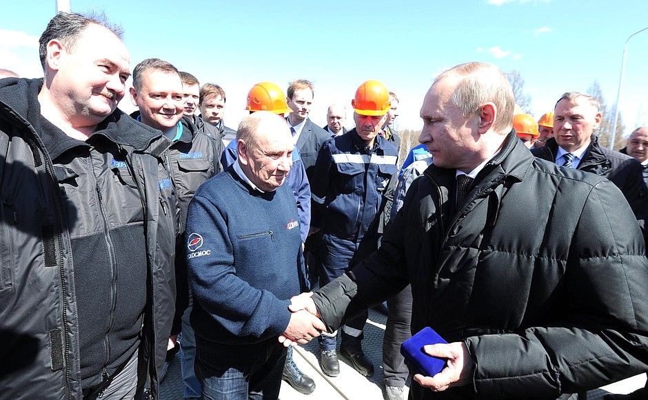 With workers of the Vostochny Space Launch Centre after the successful launch of the Soyuz-2.1a carrier rocket.