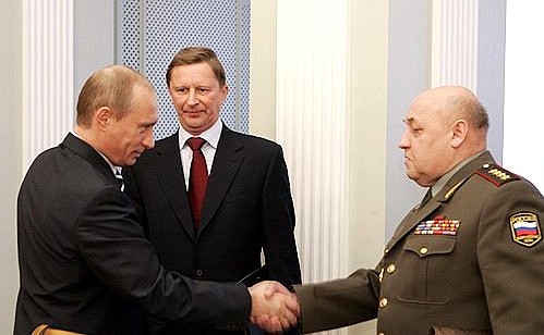 Рабочая встреча с Министром обороны Сергеем Ивановым и начальником Генерального штаба российских Вооруженных сил Юрием Балуевским.