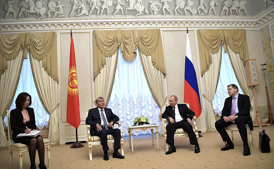 Встреча с Президентом Киргизской Республики Алмазбеком Атамбаевым. Справа – помощник Президента Юрий Ушаков.