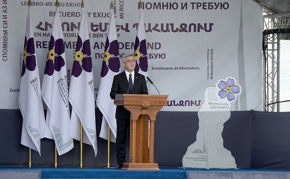 Президент Армении Серж Саргсян на церемонии поминовения жертв геноцида армян в мемориальном комплексе «Цицернакаберд».