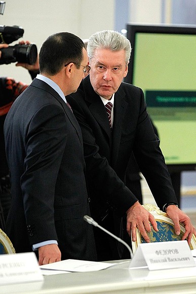 Член Совета Федерации Николай Фёдоров и мэр Москвы Сергей Собянин перед началом заседания Комиссии по модернизации и технологическому развитию экономики России.