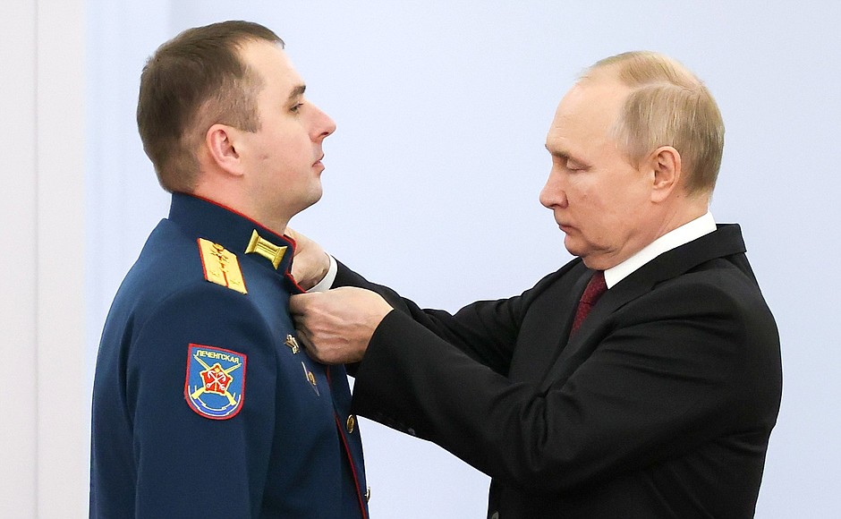 At the ceremony to present Gold Star medals to Heroes of Russia. With Captain Pavel Semenko, Commander of the Motor Rifle Company of the 200th Separate Motor Rifle Brigade of the 14th Army Corps of the Northern Fleet.