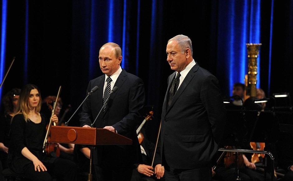 Before the gala concert by Bolshoi Theatre and Israeli Opera performers, dedicated to the 25th anniversary of the resumption of diplomatic relations between Russia and Israel. With Israeli Prime Minister Benjamin Netanyahu.