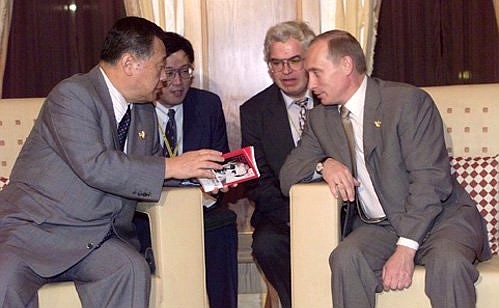 President Vladimir Putin with Japanese Prime Minister Yoshiro Mori.