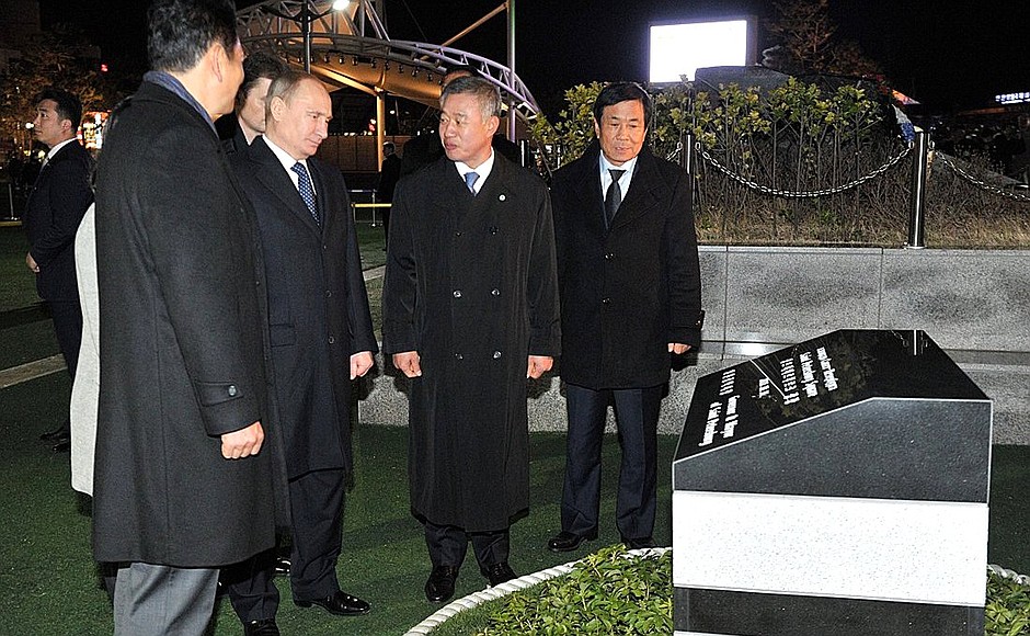 У памятника погибшим морякам крейсера «Варяг» и канонерской лодки «Кореец».