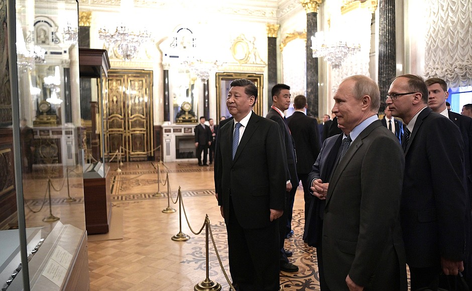 С Председателем Китайской Народной Республики Си Цзиньпином во время осмотра залов экспозиции итальянского Возрождения в Государственном Эрмитаже.