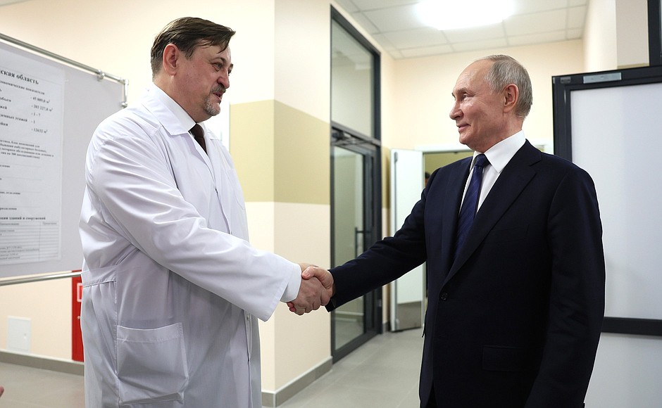 During a visit to the cancer centre in the Kaliningrad Region. With acting Chief Medical Officer Kirill Barinov.