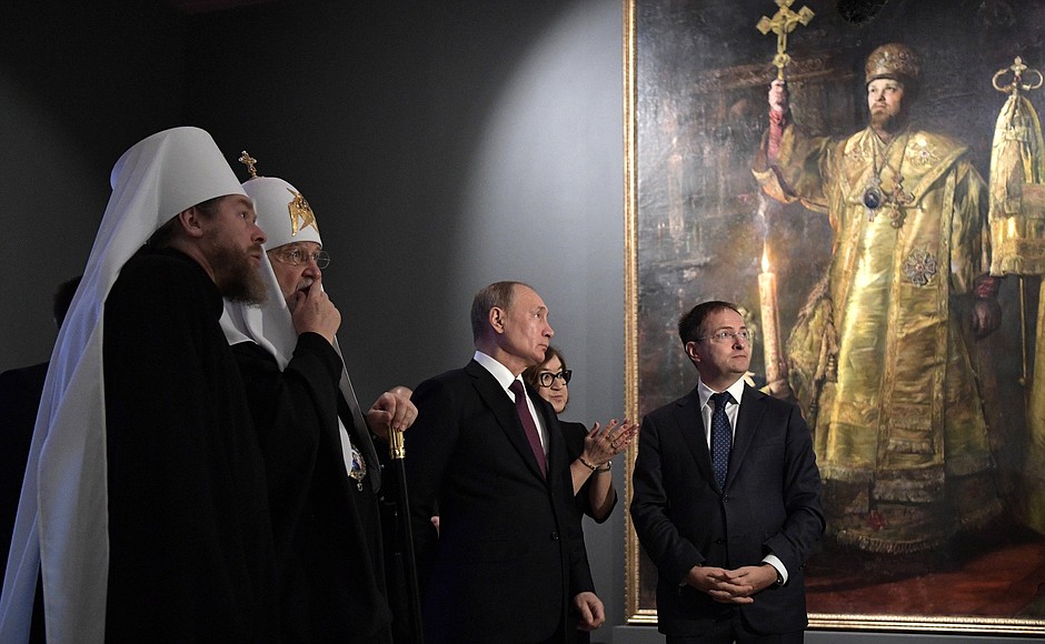 Vladimir Putin toured the exhibition Memory of Generations: The Great Patriotic War in Pictorial Arts, which opened at the Manezh Central Exhibition Hall as part of the Church and Public Exhibition and Forum Orthodox Russia – For National Unity Day. From left: Metropolitan Tikhon of Pskov and Porkhov, Patriarch Kirill of Moscow and All Russia, Director of the State Tretyakov Gallery Zelfira Tregulova and Minister of Culture Vladimir Medinsky.