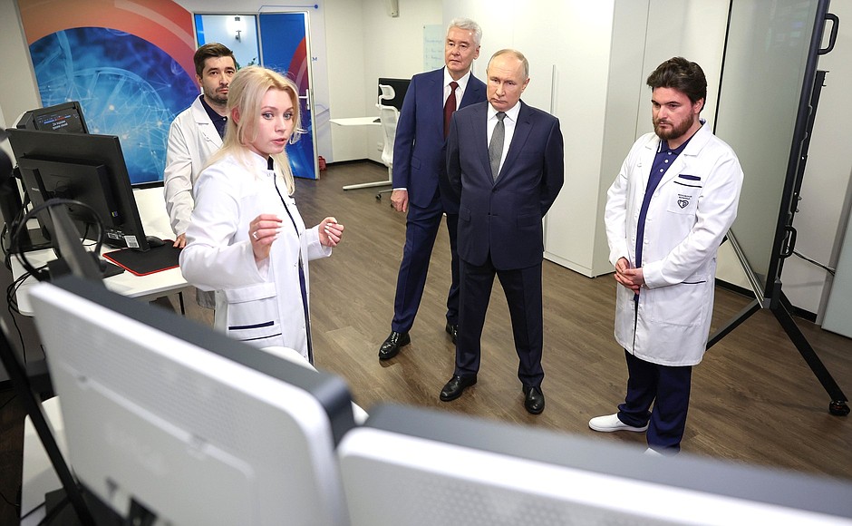 At the Centre for Diagnostics and Telemedicine Technologies. From left: Radiologists Olga Kapralova and Dmitry Bondarchuk, Moscow Mayor Sergei Sobyanin, and the Centre’s Director Yury Vasilyev.