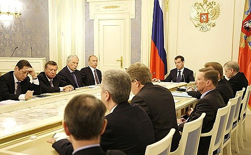 Совещание с членами Правительства и руководителями палат Федерального Собрания о бюджетной политике в 2010–2012 годах.