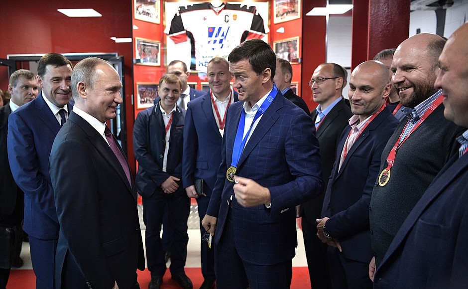 During his visit to the Datsyuk Arena sports complex, Vladimir Putin meets with the players of the team Neoplan, winners of the 2014 Night Hockey League tournament.