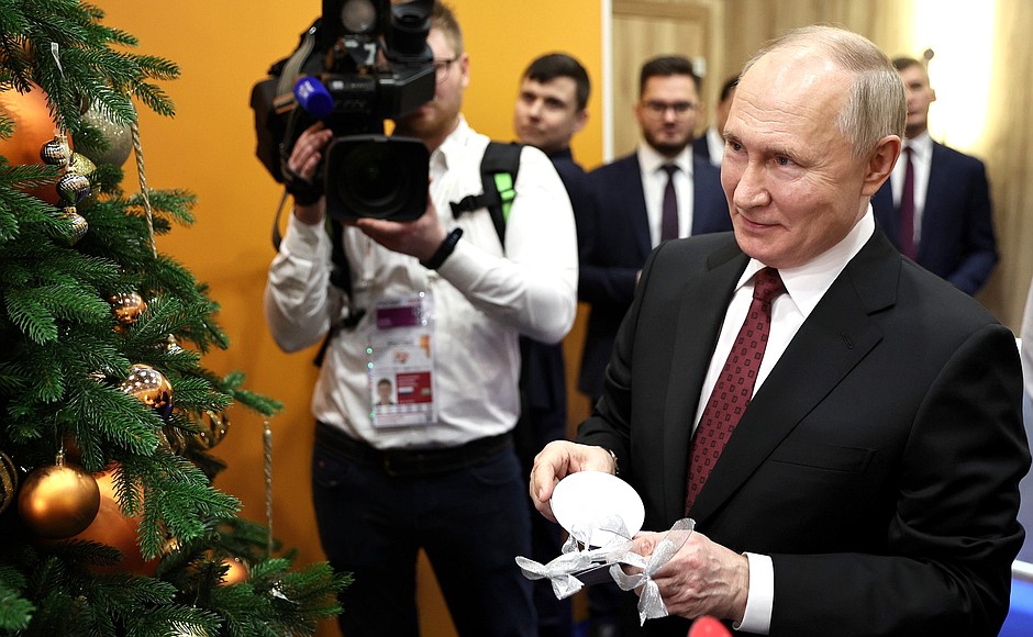 Vladimir Putin joined the all-Russia New Year Tree of Wishes charitable campaign.