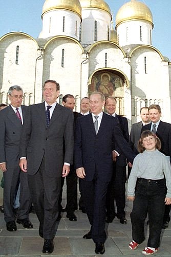 С Федеральным канцлером ФРГ Герхардом Шрёдером во время прогулки по Кремлю.