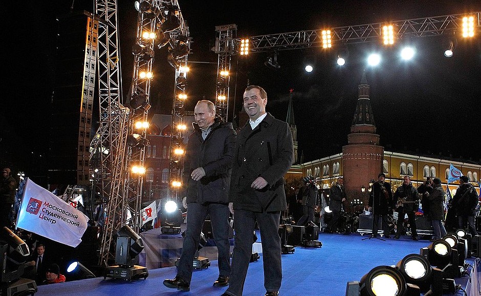 Дмитрий Медведев и Владимир Путин на митинге на Манежной площади.