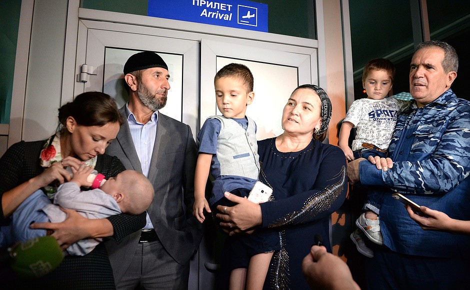 Presidential Children’s Rights Commissioner Anna Kuznetsova met at Grozny airport a plane bringing back Russian children from conflict zones in Iraq.