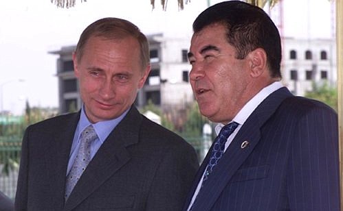 На торжественной церемонии встречи Президентом Туркменистана Сапармуратом Ниязовым.