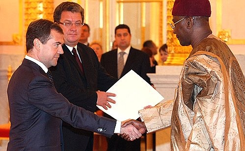 Верительную грамоту Президенту России вручает посол Федеративной Республики Нигерия Тимоти Маи Шелпиди.