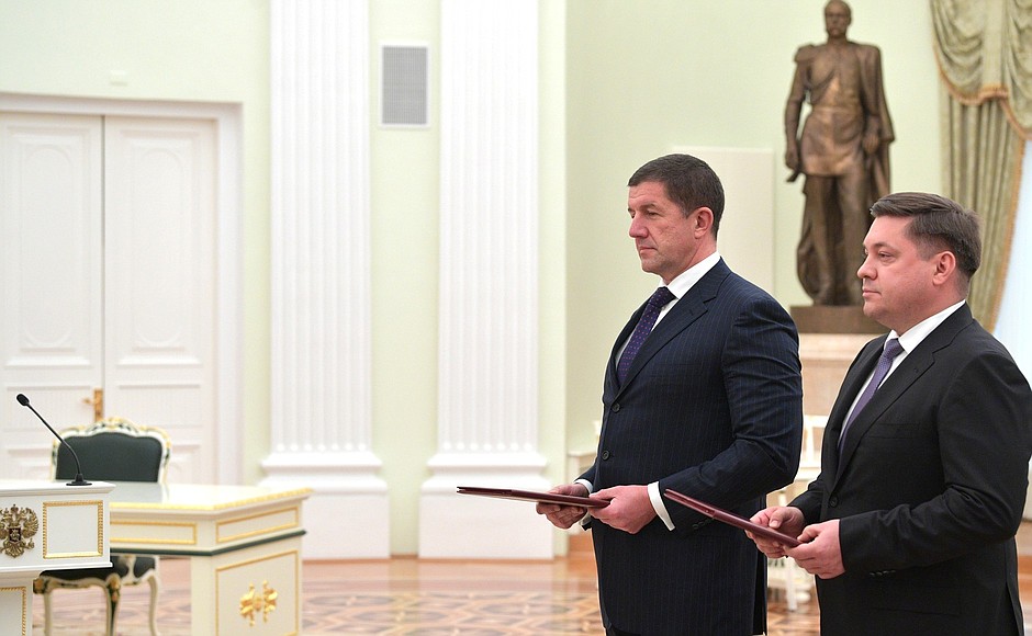 Rostelecom President Mikhail Oseyevsky (left) and Deputy General Director of Rostec State Corporation Alexander Nazarov attending a ceremony to exchange agreements of intent signed by representatives of the Government of the Russian Federation and major state-owned companies to develop certain hi-tech areas.