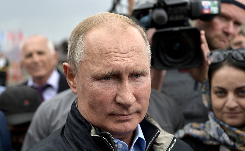 Владимир Путин пообщался с жителями Ботлиха.