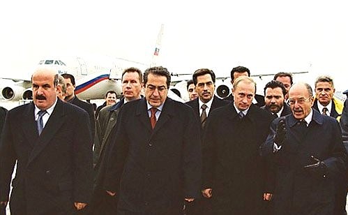 С Президентом Греции Константиносом Стефанопулосом (справа) во время встречи в аэропорту.